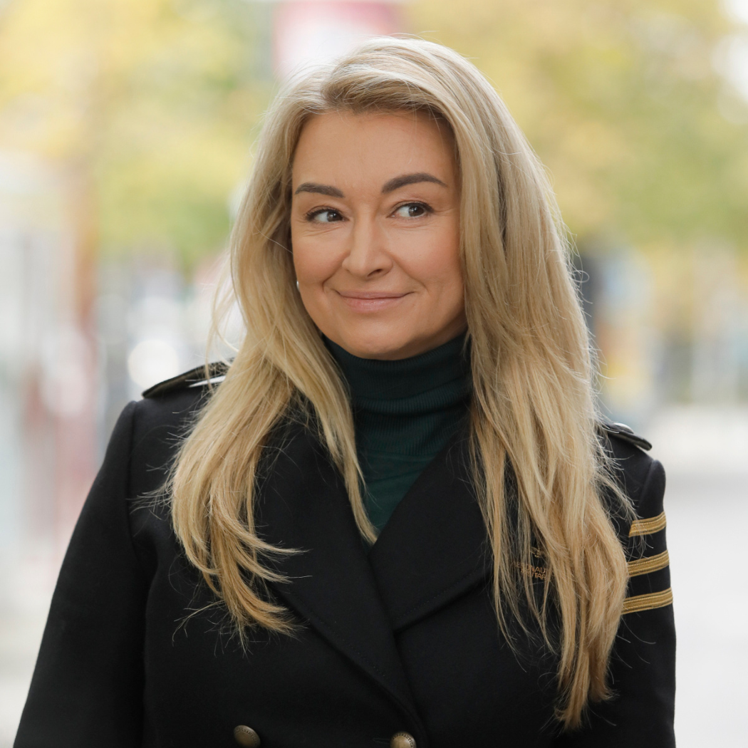 Będziesz nosić go non stop. Ten sweter uwielbiają Martyna Wojciechowska i Maria Pakulnis